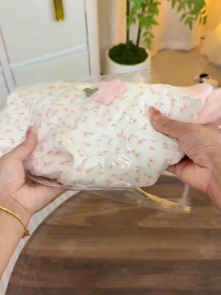 立秋后的天是一天比一天冷了,连夜给女儿薅了套加厚的保暖小套装,就它这个颜值,是我一眼相中的,奶呼呼的超可爱。而且它里外都是纯棉的,就是给宝宝贴肤穿,也是特别舒服的,斜开扣的设计,穿脱特别方便,而且就是宝宝趴着睡,也是没问题的。还是高腰护肚的小款式,护着宝宝的小肚子不容易着凉了。#童装 #萌娃穿搭 #秋冬穿搭 #面料柔软舒适 #高级感穿搭