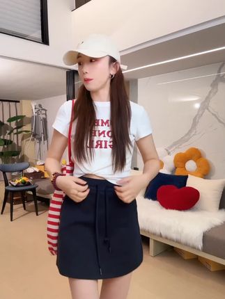 复古收腰字母棉 T,真的真的显瘦,U 领款,百搭百搭!!!#穿出高级感#夏季穿搭#谁穿谁好看