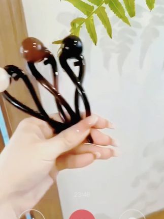简约珍珠一字抓夹 扭扭夹 一盘一扣,高级感满满,慵懒风拿捏的刚刚好 #扭扭夹 #头饰发饰 #简单好看发型 #精致女人必备 #美出高级感 简约咖色珍珠一字抓夹女2025新款高级感扭扭发夹后脑勺鲨鱼夹发饰