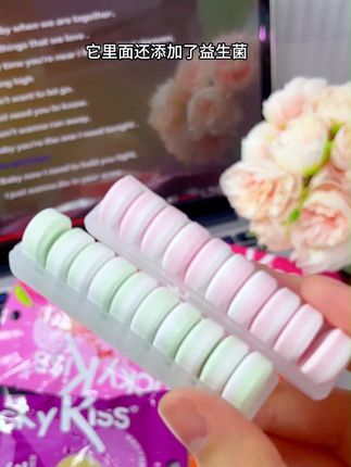 我们办公室一男同事,他嘴巴特别臭,但是总喜欢跟我说话,有一次我实在是受不了了,直接给他塞这个益生菌含片,后面他去哪都带着,他再跟我说话时终于没有我讨厌的味道了,而且它里面还添加了益生菌和维生素C,吃起来酸甜清爽,还有浓郁的水果香气,而且还是可以弹进嘴里的益生菌含片,我真的会爱,就是这个子弹仓设计的超好玩,轻轻一按就弹出一颗,真的太有趣了#好物推荐🔥 #益生菌含片 #益生菌含片推荐 #弹射益生菌含片