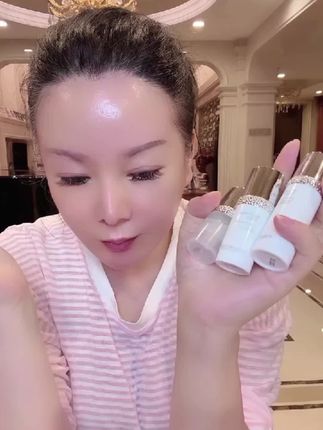 脸黑、脸糙、脸黄的姐妹们,用我们美白套组让你脸白得水嫩发亮,旅行装39.9元还方便携带。