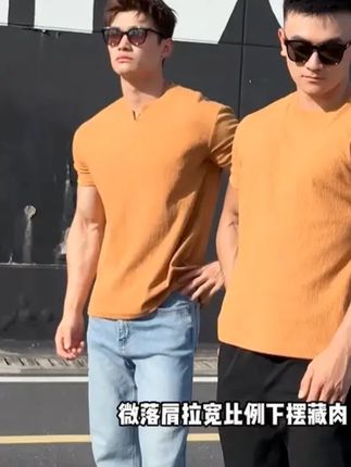 宝子们,健身男孩看过来!这款GD高定短袖T恤太赞啦!夏季运动休闲就靠它!收袖口设计,上身显肩宽超有型,纯色款式经典又百搭。面料舒适透气,健身训练时穿简直不要太舒服!赶紧给自己安排上!#男士T恤 #夏季穿搭 #健身装备 #运动休闲 #高定短袖