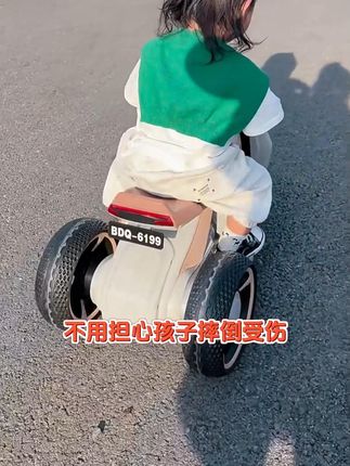 这款儿童电动摩托车采用加大加宽的脚踏板设计, 轻轻一踩就能实现电动行驶,真的太酷了!而且配备越野轮胎,即使在崎岖不平的路面也能轻松驾驭,不用担心孩子摔倒受伤。更有前后双灯照亮孩子的骑行之路。独特的黄金三角结构,让车辆更加稳固。家长们别犹豫啦,赶紧给孩子安排一辆儿童电动摩托车吧!#儿童电动摩托车三轮车 #儿童电动摩托车带遥控 #儿童电动摩托车 #儿童电动摩托车玩具 #生产厂家批发