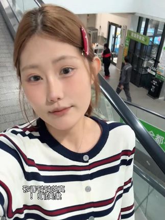可以穿两百斤!超级韩系可爱第一件条纹刺绣小狗针织衫~搭配半裙长裤都超好看!这种红蓝撞色设计真滴很有美式学院感!胸口还做了超可爱滴刺绣小狗点缀~特别可爱精致滴一件!版型也是宽宽松松的就特别藏肉显瘦~尺码也很足!真滴可以带回去尝试一下! #韩系针织衫 #条纹针织衫 #早秋穿搭 #毛衣开衫 #秋冬穿搭