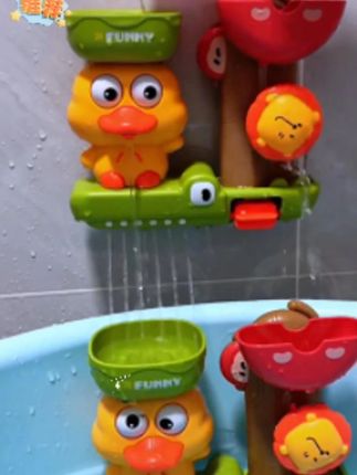 "2025洗澡神器!戏水玩具套装 让宝宝爱上洗澡🦆" 这套玩具让洗澡时间从战斗变游戏! ✨ 8件趣味组合:喷水鸭+吸盘转转乐 🛁 食品级材质:啃咬玩水都安心 🎯 早教设计:认知颜色培养手眼协调 💦 防霉工艺:潮湿环境不发黑 #洗澡玩具 #戏水神器 #早教玩具 #小黄鸭 #育儿必备
