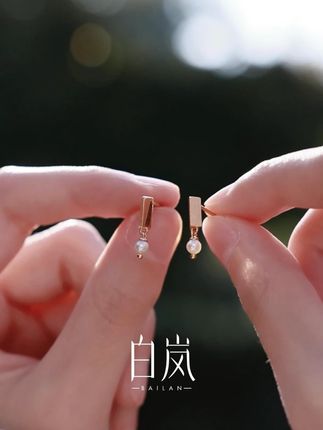 三时耳钉|主体为金色三角椎造型,简约几何,彰显沉稳力量感,下方点缀天然baby珠,精致灵动。#白岚 #白岚在地美学 #白岚三时耳钉 #白岚饰品旗舰店 #美出高级感 ED4438-JH2507