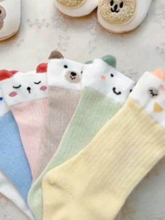 "新生宝宝袜!春秋必备纯棉不勒脚🧦" 这双袜子让宝宝小脚丫温暖又舒适! ✨ 无骨缝合:0摩擦不勒脚踝 🌿 A类纯棉:新生儿肌肤也能安心穿 🦕 趣味卡通:萌趣图案宝妈都爱买 🧼 抗起球工艺:机洗20次都不起球 #婴儿袜子 #纯棉袜 #育儿好物 #母婴用品