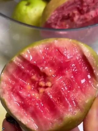 谁懂!这一口红心芭乐的好吃程度啊!奶油冰淇淋的口感,真的好绝!芭乐一定要吃软心的,没吃过一定要试试啊!#红心软心芭乐 #芭乐 #番石榴 #新鲜应季水果 #口感特别好 m
