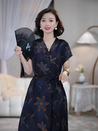 【好运莲莲】复古纹样沉稳雅致,剪裁修身不束缚,穿上自带微凉触感与高级光泽,低调中透着贵气~#【好运莲莲】 #香云纱 #香云纱穿搭 #高级感穿搭