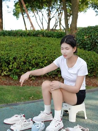 风卷着落叶跑,像抓不住的旧时光!! #好鞋推荐 #好穿不累脚 #百搭鞋子 #好穿又好搭 #女鞋