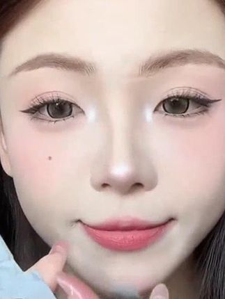 这小高光点鼻尖眼头老美气了#高光 #哑光高光# 哑光 #提亮# 眼头提亮 #高光提亮