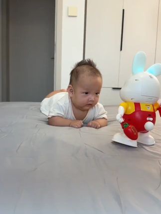 奶奶给买的小福兔也太好玩了,每天睡醒都要爬着看一会跳舞小兔子练习抬头,头抬越来越好了。#宝宝抬头训练 #练抬头 #母婴好物