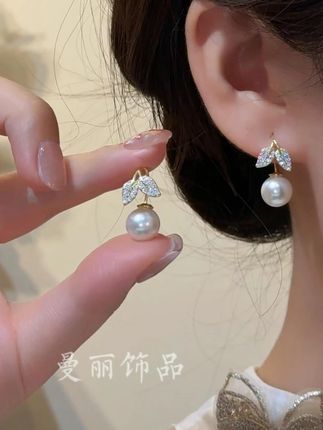 铜合金耳饰 铜合金耳饰 2025轻奢法式两戴玉叶恋珠耳钉#铜合金耳饰推荐 #轻奢耳钉 #法式耳饰 #耳钉耳饰 #精致耳饰
