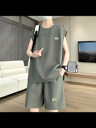 夏季男士冰丝速干背心套装 男士冰丝背心套装 家人们,夏天运动出汗多,这套冰丝速干的背心套装就很实用。它是男士的,华夫格设计很有特色。无袖T恤搭配短裤,很适合跑步等运动。冰丝材质,能快速干燥,保持身体干爽。而且穿起来舒适又时尚,让你在运动的时候也能帅气十足。#夏季男士套装 #冰丝速干套装 #无袖T恤套装 #运动套装 #华夫格套装