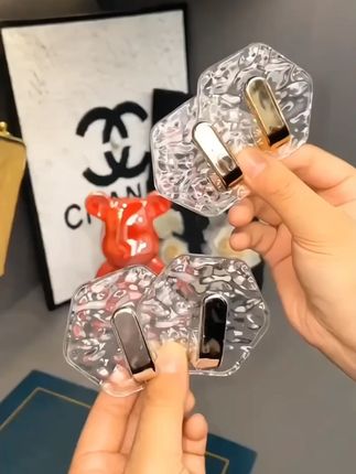 高档挂钩免打孔创意亚克力门后粘胶卫生间浴室贴墙粘钩宿舍自粘 #高档挂钩  #亚克力挂钩  #免打孔挂钩  #美观实用 @DOU+小助手 @巨量千川