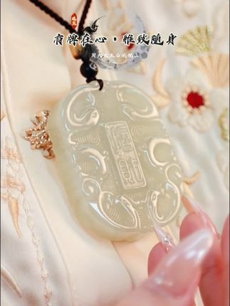 以「纳福」之姿,迎「进宝」之运#周大生玉石旗舰店 #周大生玉石吊坠 #无事牌 #吊坠挂件 #礼物