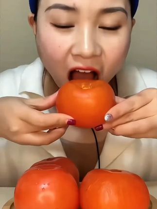 软糯香甜 一口爆汁巨好吃!小朋友也超爱吃!果农现摘现发,贼新鲜~ #新鲜应季水果 #优质农产品 #火晶柿子 #柿子熟了