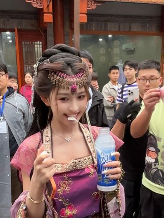 瓶盖是这样开的吗 #嗲分 #一秒跌进琅琊古风烟火氛围  #琅琊古城  #琅琊名士焕秋季