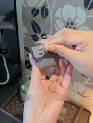 出门把首饰放在这个迷你收纳包里,一物一格,不会打结缠绕,还能越放越亮!#首饰收纳包#首饰收纳盒