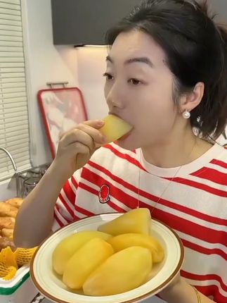 小孕妇和自律期姐妹吃超棒!超级好吃又便宜的低卡水果,天山雪莲果!脆甜爽口,口口爆汁真的绝了!又饱腹又解馋