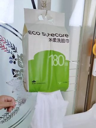 #优可舒超厚洗脸巾 #家庭装洗脸巾挂在洗手台超方便!这款悬挂式洗脸巾,加大加厚像小毛巾一样扎实~软乎乎的亲肤得很,宝宝擦脸擦手都合适,宝妈们放心用~材质很厚实湿水后更柔还不掉絮,擦脸、卸妆都可以,一大包能用好久,用完还能擦桌子,一巾多用巨划算,我都是囤4大包的规格,有需要的赶紧囤!测评谁是洗脸巾直播卖货第一名 #洗脸巾家庭装加大加厚 #洗脸巾秒杀直播 #洗脸巾官方旗舰店正品