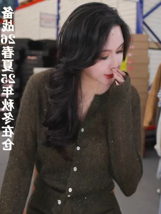 秋冬天想要有一件时尚单品的姐妹,闭眼入这件开衫!穿出门又高级又有品味感,喜欢的姐妹们别错过啦!#开衫 #轻奢女装 #高级感穿搭 #秋冬穿搭 #秋冬新款