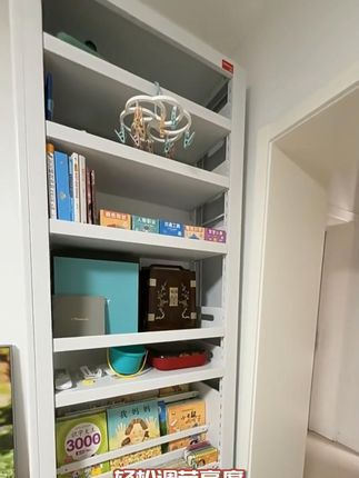 这个儿童绘本架它的外观时尚大气, 圆润的边角不仅美观还更加有效的避免了磕碰的危险,采用卡扣的设计方式,轻松调节高度,让宝宝拿取更方便。还有加宽的挡书条,防止书籍掉落,同时承重力也大大增强。价格便宜,质量好。快来选购你的专属儿童绘本架吧工厂直销生产厂家批发#儿童绘本架 #儿童钢制书架 #钢制书架厂家 #钢制书架绘本架 #钢制书架落地