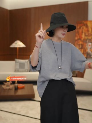 重磅棉质阔版短袖T恤女 这件重磅棉质阔版短袖T恤女,显瘦又藏肉绝了!重磅棉面料挺括有型,不易变形,贴身穿软糯亲肤。阔版设计包容各种身材,遮拜拜肉、小肚腩超给力。经典纯色简约百搭,搭牛仔裤随性,配半身裙温柔。夏日单穿清爽,春秋叠穿也超可~  #重磅T恤  #阔版显瘦  #百搭基础款