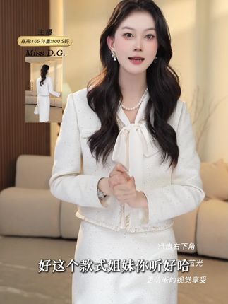 这套细花呢套装把温柔刻进骨子里 谁能拒绝这套细花呢套装啊!奶白色调自带温柔滤镜,细花呢面料混着细闪,在光下像撒了银河