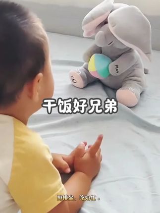 干饭兄弟绝不单飞! #无限回购的宝藏单品 崽崽叼着奶头还不忘把象鼻子往妈妈胸前拱:兄弟张嘴,这波我喂你!#人类幼崽 #干饭人 #母婴 #抖音创作者大会