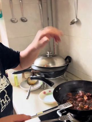 爱吃面食,馅饼的姐妹们有口福了!皮薄馅大,饼皮酥脆,真的好好 吃啊。#韭菜盒子 #韭菜鸡蛋馅饼 #牛肉馅饼