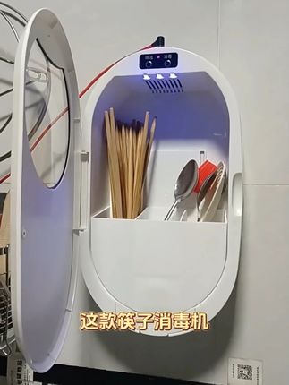 这款筷子消毒机,它采用了UVC紫外线技术, 可有效杀菌99.9%,而且内置七页风扇加速餐具干燥速度,让餐具有序不凌乱的放置在三格分区内。价格便宜,质量好。现在就点击下方链接下单购买吧,让家人吃的放心,用的安心。工厂直销,生产厂家批发。#筷子消毒机 #筷子消毒机壁挂式 #筷子消毒机推荐 #筷子消毒机家用壁挂式 #筷子消毒机挂壁式