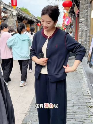 你先是你自己 然后才是我妈妈 愿岁月温柔以待你 爱你不止三千遍。#时尚妈妈装 #妈妈秋装 #中秋
