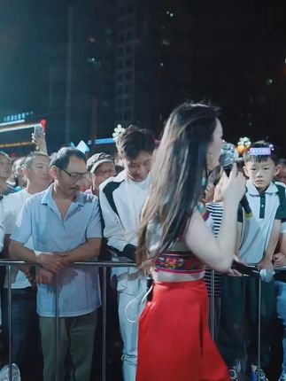 云南小黑哥挑战唐艺大舞台,声音神似张信哲,和唐艺合唱惊艳全场!#唐艺#音乐现场#神级现场#唐艺大舞台#户外直播现场