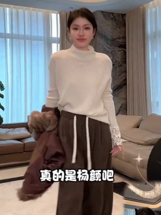 老杨家这款100%绵羊毛高领花喇叭毛衣真的太绝了!采用超细美利奴绵羊毛手工勾花,质感柔软亲肤,保暖性超强。喇叭袖设计复古又时髦,高领保暖不勒脖子。冬天穿它既温暖又显气质,搭配大衣或单穿都超好看。纯手工制作每件都是艺术品,细节满满,穿上立马提升高级感。姐妹们冲就对了!#今天穿什么 #品质女装#小个子穿搭 #时髦精 @@老杨的私服(周日见🩵)