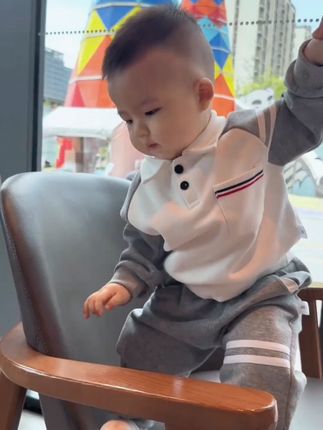 7斤2两小宝宝养到20斤了,胖宝宝一眨眼变成小男孩啦 #人类幼崽又奶又酷穿搭 #呆萌可爱 #高品质童装 #萌宝潮童穿搭
