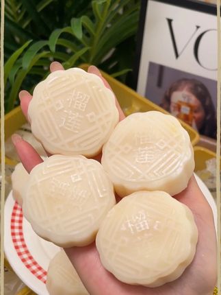 榴莲控集合!这个冰皮月饼也太犯规了,一口爆浆,满口都是浓郁的榴莲果肉!#冰皮月饼 #零食推荐 #中秋礼物 #好吃到爆 #榴莲