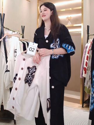 宝子们,2025秋季宝藏家居服来啦!这款慵懒风的半边绒套装,加厚设计超暖和~既可以舒舒服服在家穿,又能美美的外穿!面料柔软亲肤,上身巨舒服!爱美的姐妹别错过!#家居服套装 #秋季穿搭 #半边绒面料 #外穿家居服 #慵懒风穿搭