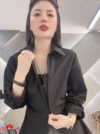 早秋上新极简V领通勤修身收腰设计感小众复古衬衫#穿出高级感 #品质女装 #显瘦搭配 #谁穿谁好看系列 #无限回购的宝藏单品