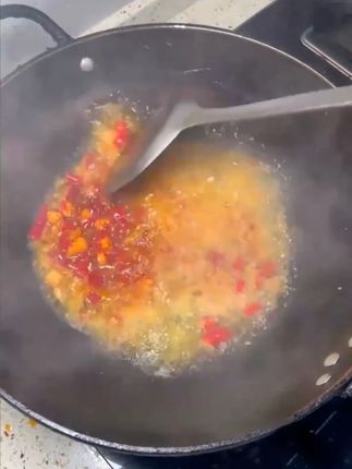 炒菜好香好好吃,无辣不欢都去囤它,炒江湖菜嘎嘎好吃。#好吃到停不下来 #老坛泡椒酱 #舌尖上的味道 #美食分享