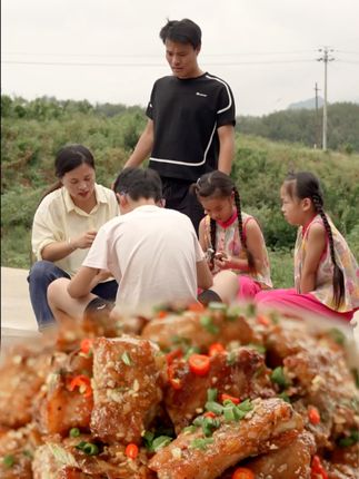 杨佩佩8月20牛排 烤肠 美食场
