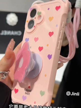 姐妹们!四个角都能挂的壳壳耶!还是花花🌸🌸支架的壳壳!这 姐妹们!四个角都能挂的壳壳耶!还是花花支架的壳壳!这下不仅刷剧方便!出门逛街随便怎么挂都可以啦#快分享给你的好友 #是时候安排一下了 #这个手机壳真的长在我心巴上了 #用一个手机壳展示我的精神状态