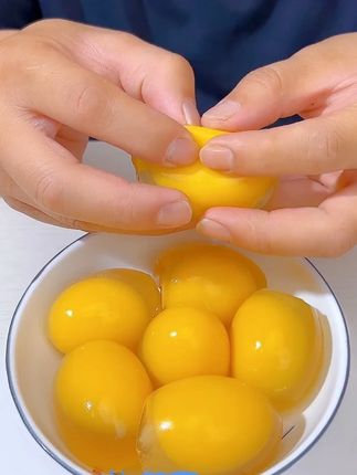 四川特产溏心鸭皮蛋,无铅工艺,蛋黄软糯咸香,蛋清Q弹,溏心丝滑,粘牙香#皮蛋#皮蛋瘦肉粥#特产美食