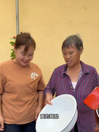 老家的小幸福,婆婆磨豆我添柴,鲜灵灵的小白菜豆腐,冒着热气的地瓜芋头大栗子,香迷糊了#人间烟火气最抚凡人心#婆媳日常 #乡村生活 #秋天的第一锅暖意 #新农人计划