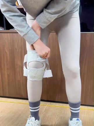#护膝专业运动护具 #运动绑带护膝 #防滑透气 #中老年护膝盖 @DOU+好生意 @DOU+小助手走路膝盖不舒服就戴这个!你们知道这个护膝怎么穿戴吗?先将绑带放在脚踝处,然后把护膝套在腿上,调整好位置后,再将绑带拉紧固定在胫骨上就可以了,这样就可以很好的护住我们的膝盖了,平时走路或者跑步的时候都可以戴上它,可以减轻膝盖的压力,让走路更轻松。