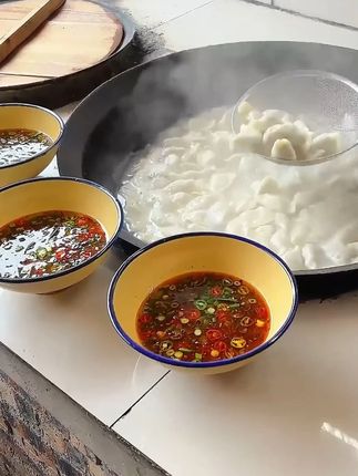 告诉大家一个秘密,包韭菜鸡蛋馅儿的饺子,如果说你直接就把韭菜加进鸡蛋里,那再好韭菜都会被你浪费了。做韭菜鸡蛋馅儿的饺子到底该怎么处理?韭菜和鸡蛋又该怎么调味呢?我敢说100个人里头有99个,第一步都做错了,难怪您做出来的饺子啊容易破皮、还出汤。#美食 #饺子 #饺子馅