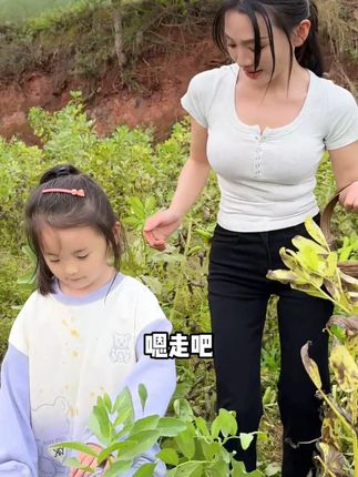 早上涂完这套再上妆,粉底服帖得像自己长出来的皮肤,晚上卸完妆用它做修护,第二天醒来脸蛋软软的温润滋养感,现在每次洗脸后用这套水乳,都像给肌肤做了场 “胶原 SPA”。#唐小鱼 #唐小鱼7 #胶原蛋白水乳套盒 #紧致提升淡化皱纹