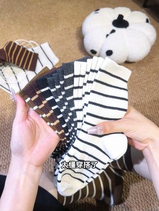 别再单买袜子了!这组条纹中筒袜真的省麻了 8 双装涵盖所有基础色,早秋配牛仔裤、百褶裙都巨搭 不卷边、不闷脚,运动跑操也舒服 网红博主都在穿的款,一杯奶茶钱搞定整个秋天的袜子 #潮袜 #百搭袜子 #早秋新品 #透气舒适#袜子