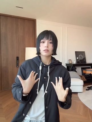 #早秋高智感职场穿搭#跟电子闺蜜晒红人秋日穿搭#琥珀流光风外套太适合秋天了#早秋秀场抄作业告别路人感#整个时尚圈都在等入chil