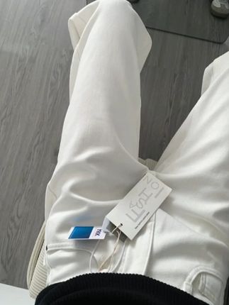 白色窄版阔腿牛仔裤女2025年早秋新款纯棉高品质直筒宽松垂感裤子#ootd穿搭 #百搭神裤 #男生穿搭 #搭配分享 #潮牌 @DOU+上热门 @小店随心推 @巨量千川